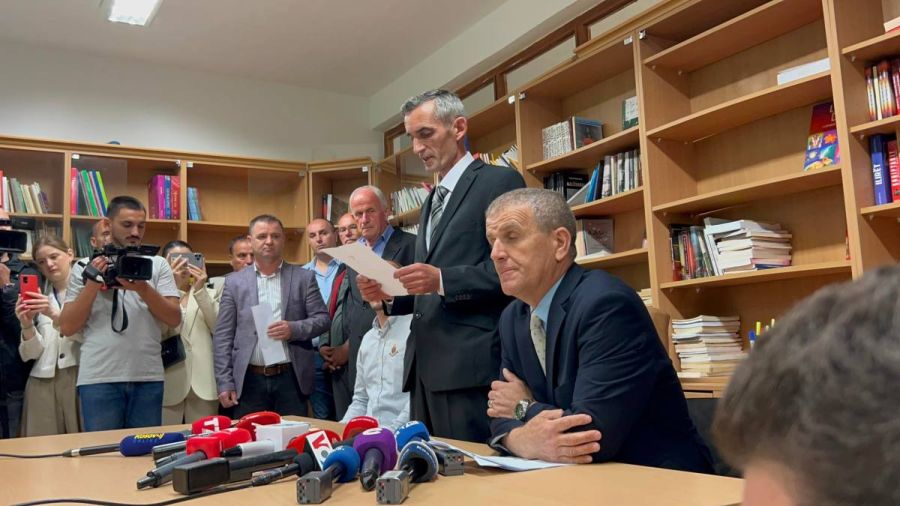 Zveçan Belediye Başkanı da İmzalarla Görevden Alınmasına Karşı