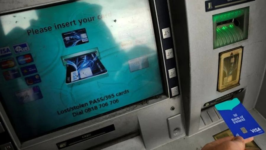 İrlanda’da ATM’ler fazla para verdi, bankalarda kuyruk oluştu