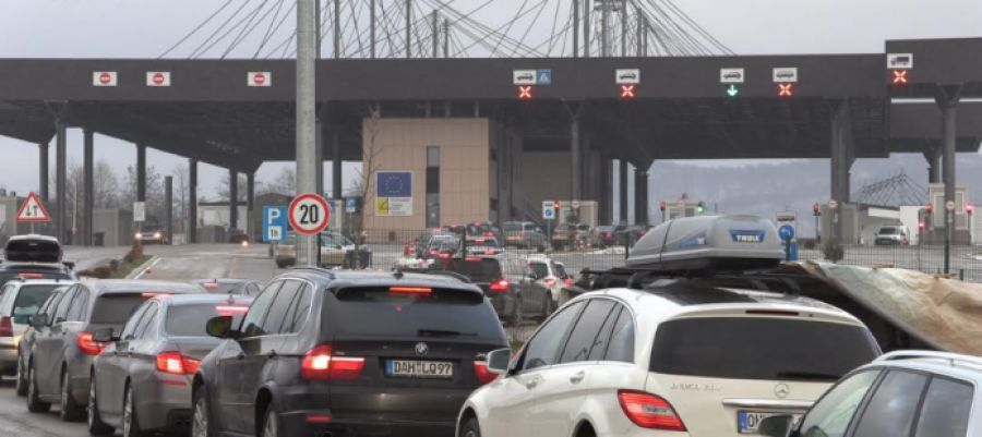 Merdare’de Kosova’dan Çıkmak İçin 2 Saat Bekleniyor