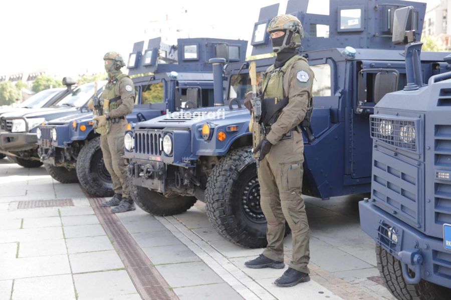 Kuruluş Yıldönümü Vesilesiyle Polis Meydanda Silah ve Gereçlerini Sergiliyor