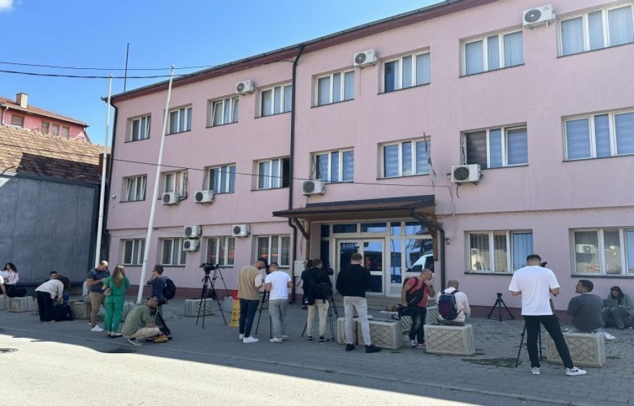 Kuzey Mitroviça’da Yasadışı Yapılanmalar Tarafından Kullanılan Belediye Binasının Boşaltılmaması için Uluslararası Camiadan Büyük Baskılar