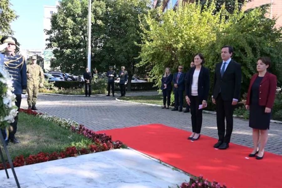 Kurti ve Gervalla, 11 Eylül Saldırı Kurbanları İçin Saygı Duruşunda Bulundu