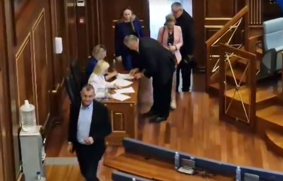 Görevlerini Kaybetmemeleri İçin Sırp Milletvekilleri Meclise Kısa Süreliğine Döndü