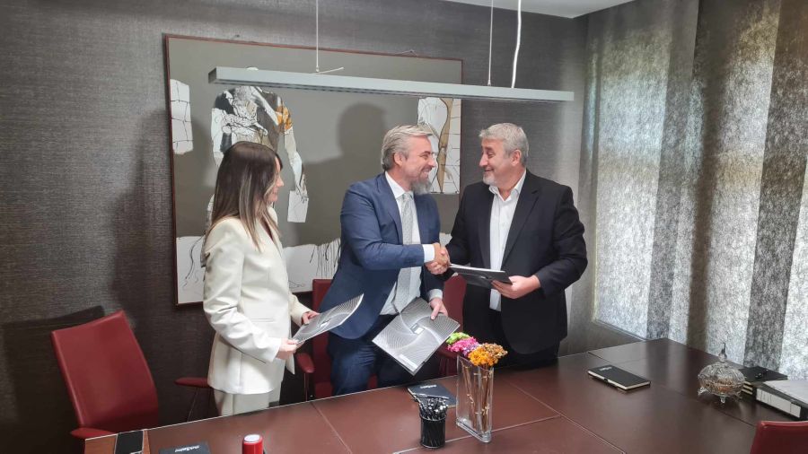 Türk Öğrencilere Dugagjini’den Ders Kitapları Bağışı