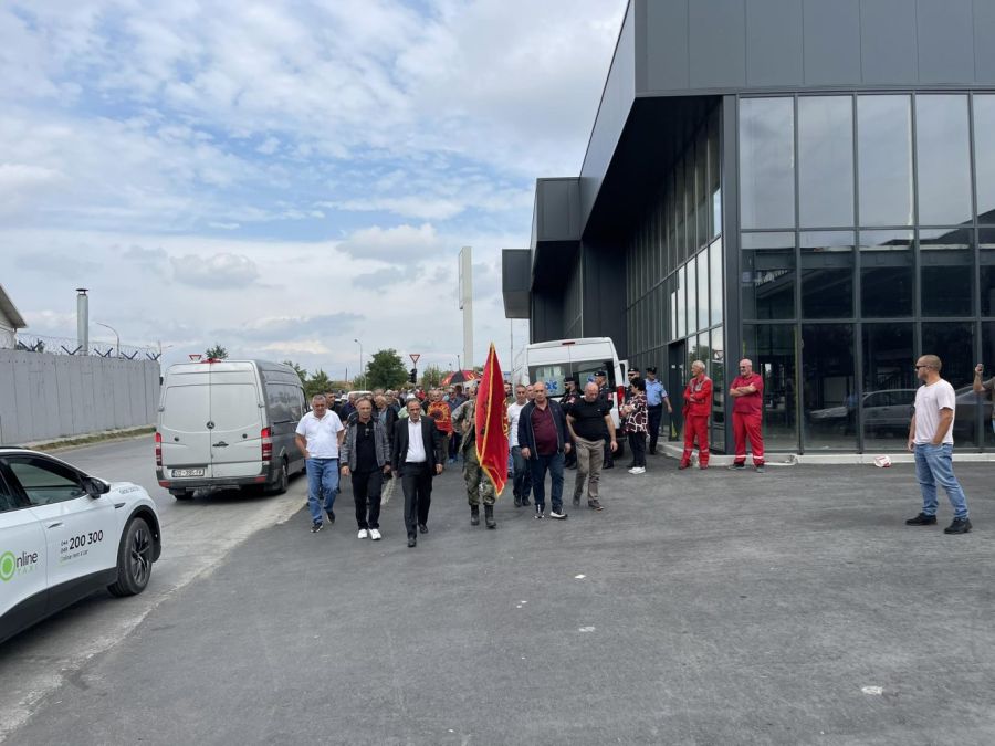 UÇK Gazileri Telefonlarını EULEX Bahçesine Attı