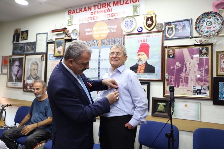 Aluş Nuş’a Türksoy’un Aşık Veysel Madalyası