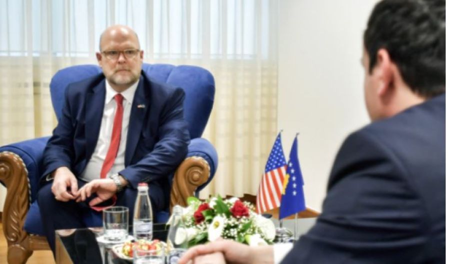 Hovenier, Kurti’nin Ofisine Gitti