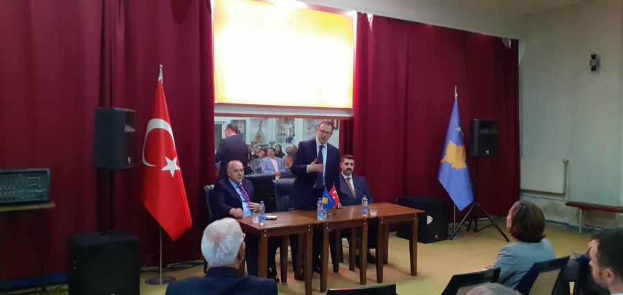 Priştine’nin “Gerçek” Derneğinde Aydınlarla Buluşma