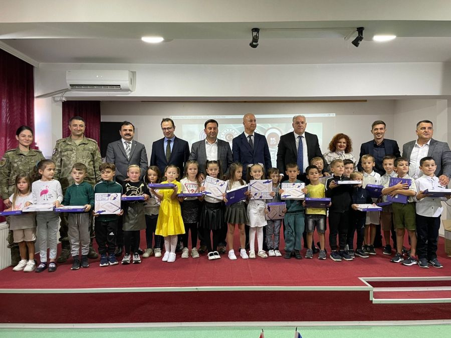 Mamuşa’da Türkçe Eğitime Kaydolan Öğrencilere Tablet Dağıtıldı