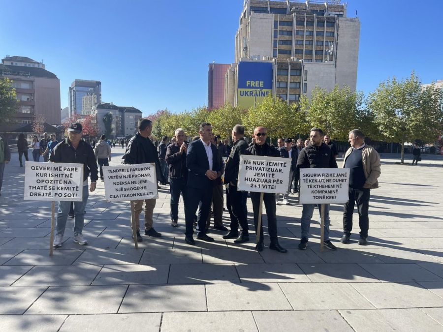 KEK İşçileri Protesto Düzenledi,  Açlık Grevine de Girebileceklerini  Uyardılar