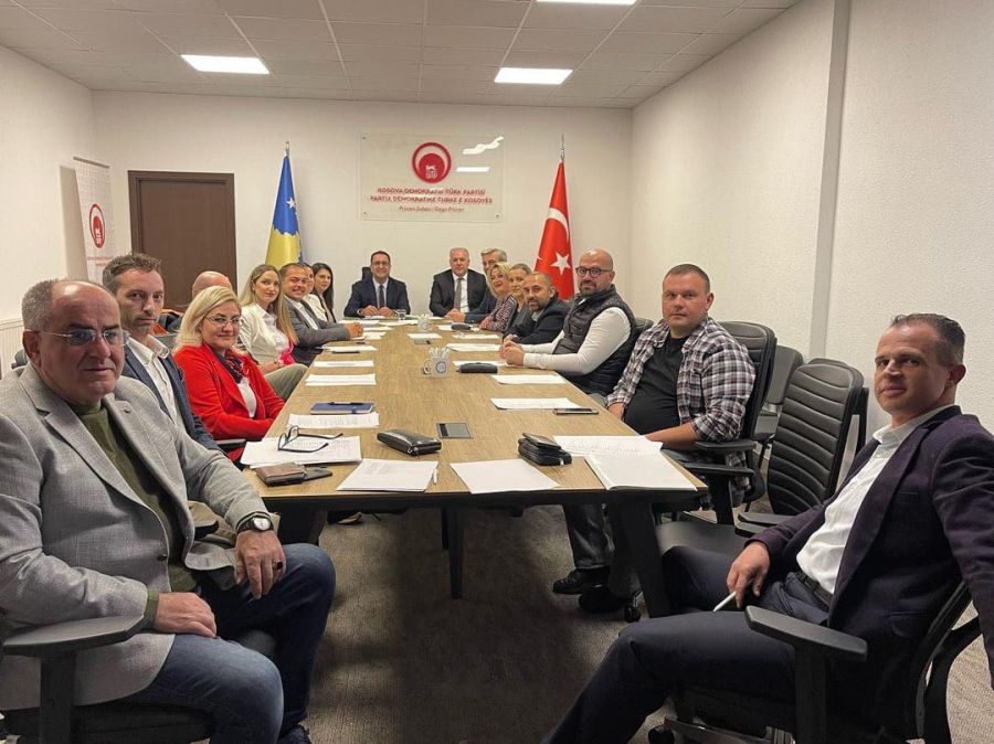 KDTP Şube Başkanı Yardımcısı Neşe Tabak Gaş, Sekreteri Onur Kovaç