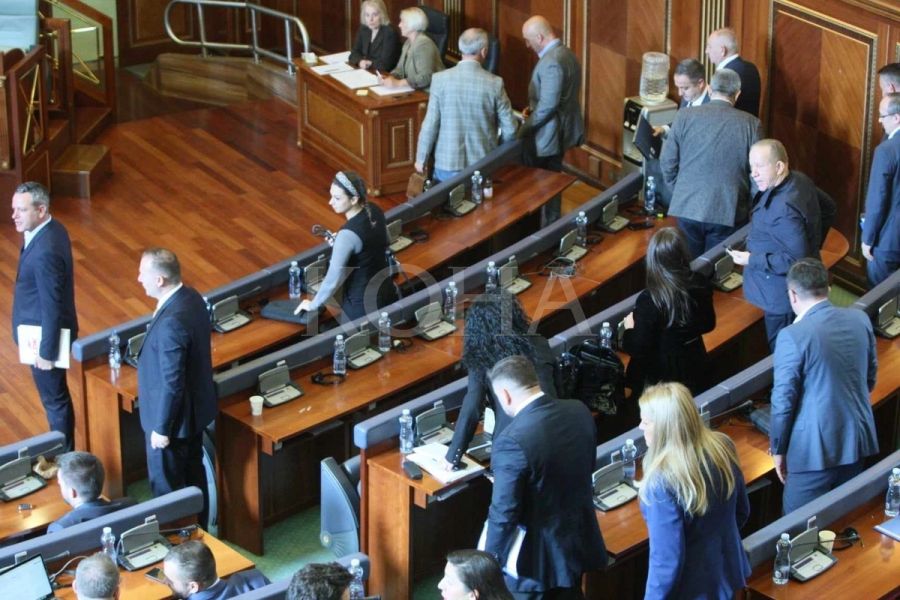 Muhalefet, Oturumu Terk Etti