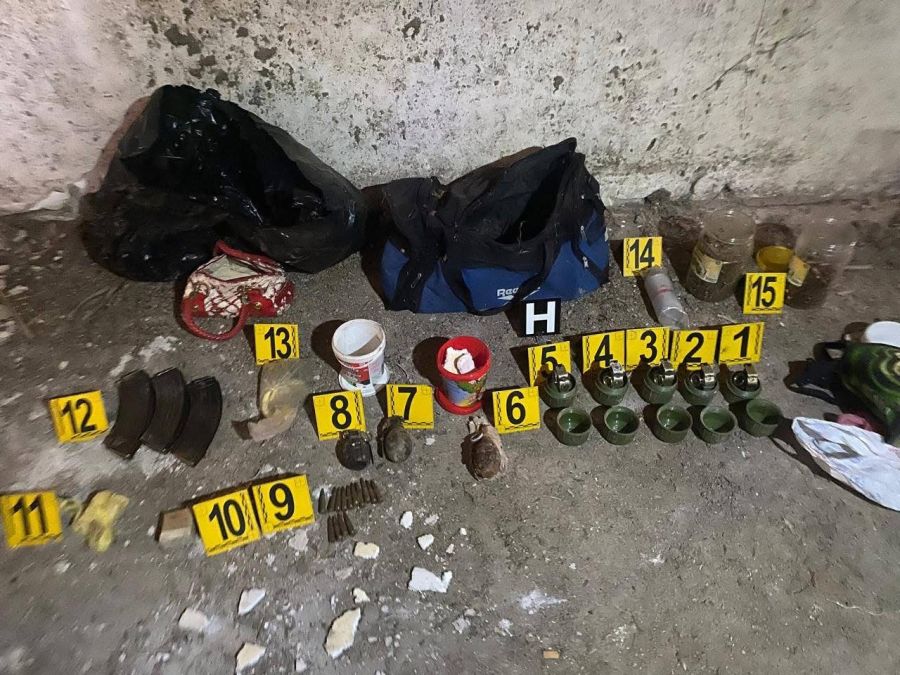 Zveçan’da Terk Edilmiş Evde Mühimmat ve El Bombaları Bulundu