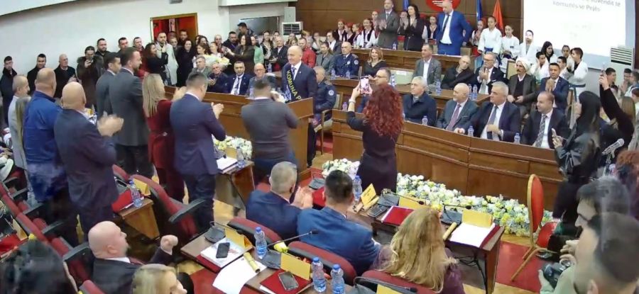 Gazmend Muhaxheri, İpek Belediye Başkanı Görevinde Yemin Etti