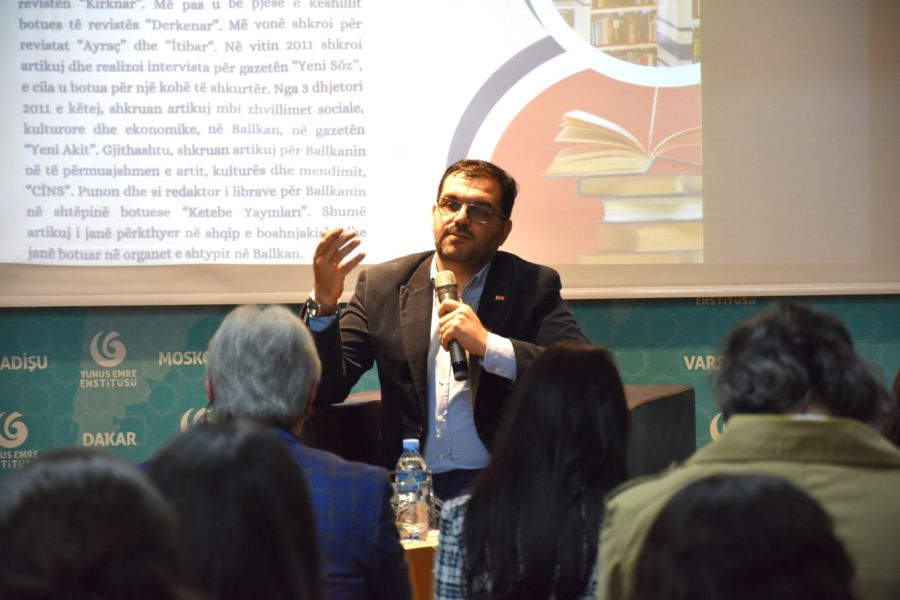 Ayhan Demir Arnavutluk’ta kitaplarını imzaladı