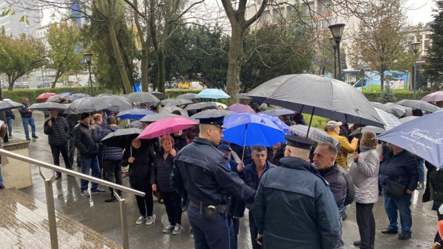 Sağlık Evleri ve Okullar Teknik Çalışanları Protesto Etti