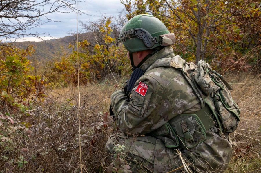 Türk Askerleri Kosova Dağlarında Devriye Geziyor
