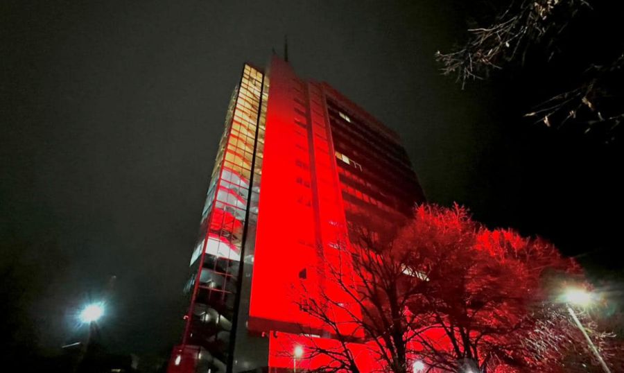 Kasım Kutlamaları İçin Hükümet Binası Kırmızı Işıkla Aydınlatıldı