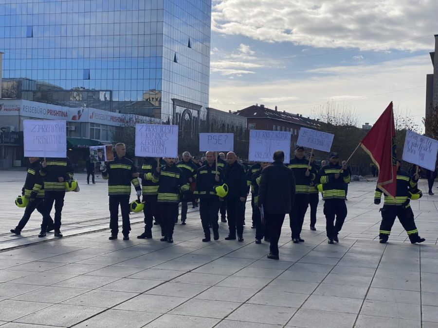 İtfaiyeciler, Hükümet Önünde Protesto Düzenledi