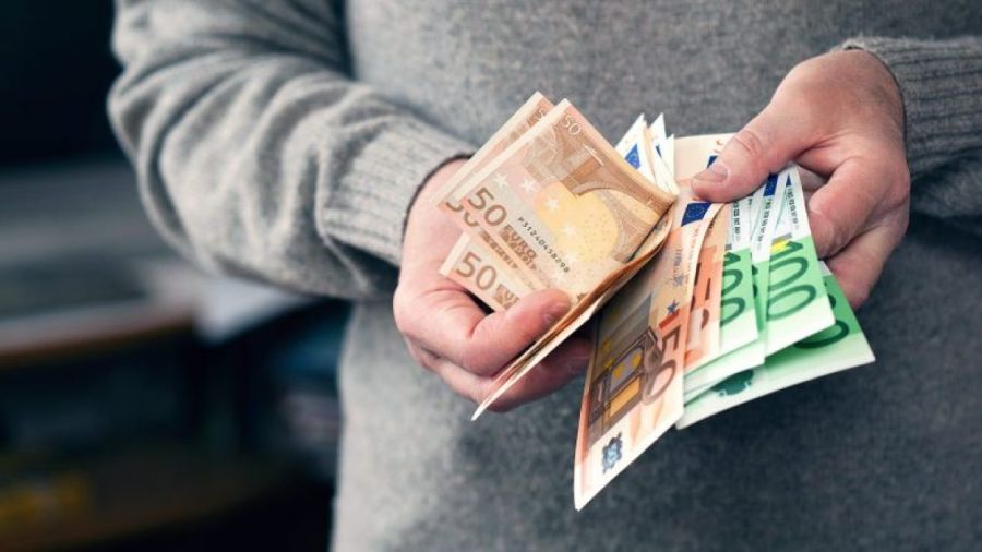 Para Aklama Şüphesiyle Biri Vergi Yetkilisi, İki Kişi Tutuklandı