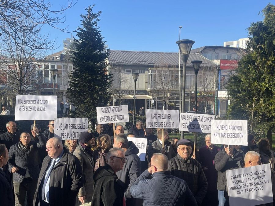 Priştine’nin Beş Kurum Çalışanları Belediye Önünde Protesto Düzenliyor