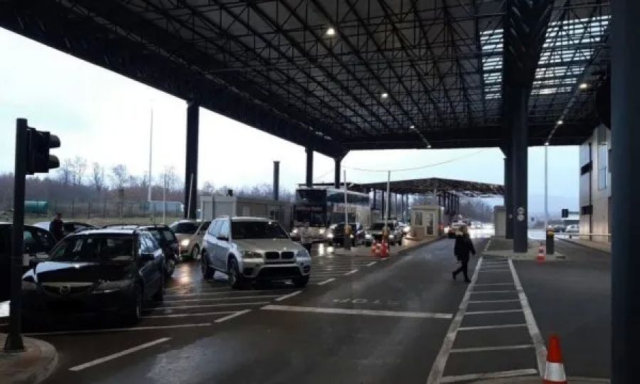 Merdare’de Ülkeye Girerken Yarım Saat Bekleniyor