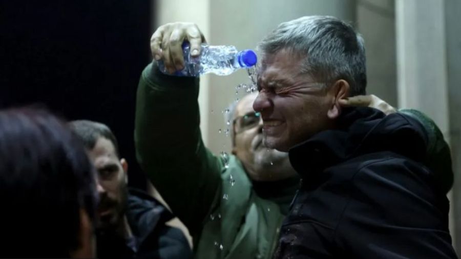 Muhalif Protestocular Belgrad Belediye Başkanlığı'na Girmeye Çalıştı