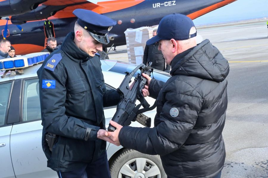 Kosova Polisi, Uzun Silahlarla Donatıldı