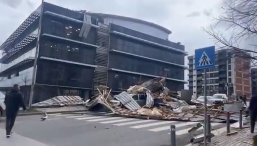 Priştine Belediye Binasının Çatısı Düştü