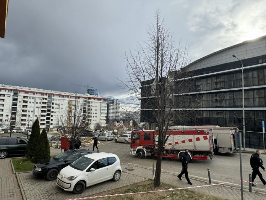 Çatı Enkazının Altında Kalan Kız Ameliyata Alındı