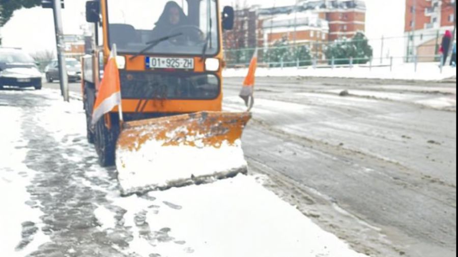 Kar Bazı Yollarda Trafiği Zorlaştırıyor