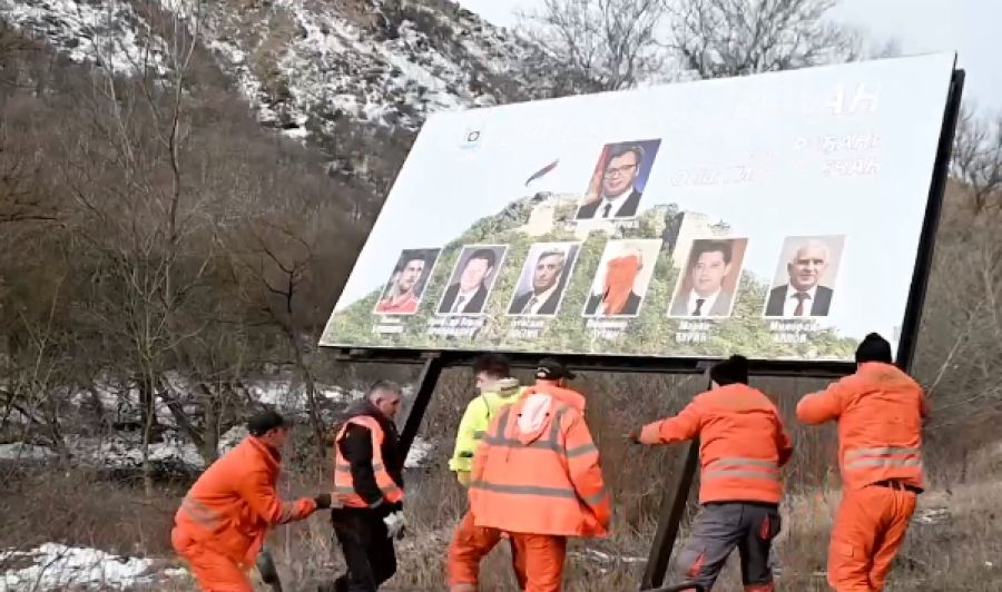 Zveçan'da Sırp Billboardlar  Kaldırıldı