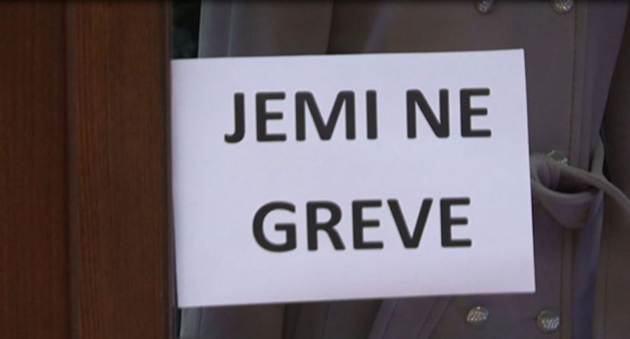 Priştine'deki Okullarda Teknik İşçileri Grev Yapıyor