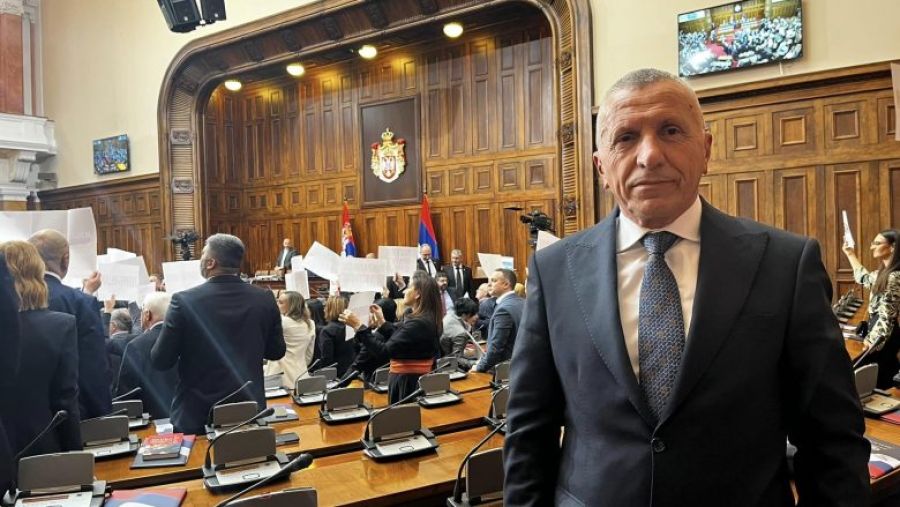 Sırbistan Parlamentosu’nda Karşılıklı Kurti ile İşbirliği Suçlamaları