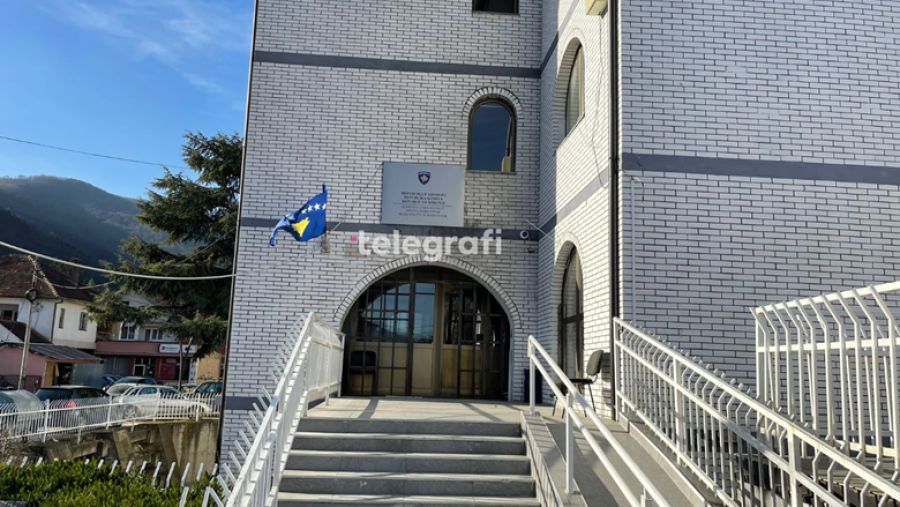 Zubin Potok Belediyesi'ne Kosova Cumhuriyeti Armalı Tabela