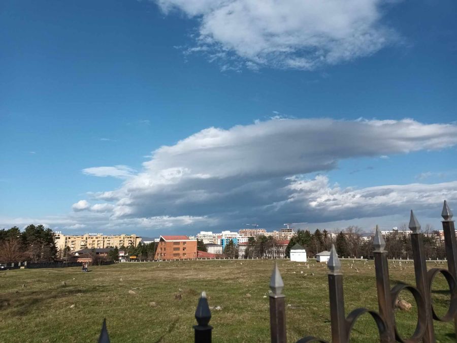 Hava Az Bulutlu Güneşli