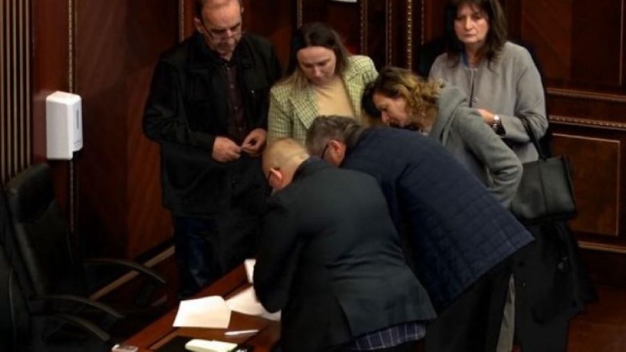 Sırp Listesi Milletvekilleri Meclis Sıralarında