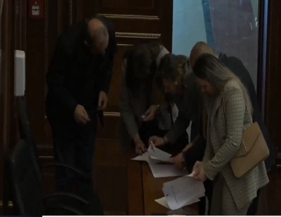 Bir Dakika Bile Çalışmayan Sırp Milletvekilleri Altı Ayda 100 Bin Euro Alıyor