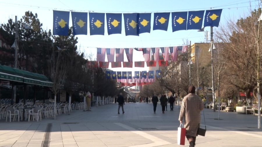Bağımsızlık Günü Vesilesiyle Meydanlar Süsleniyor