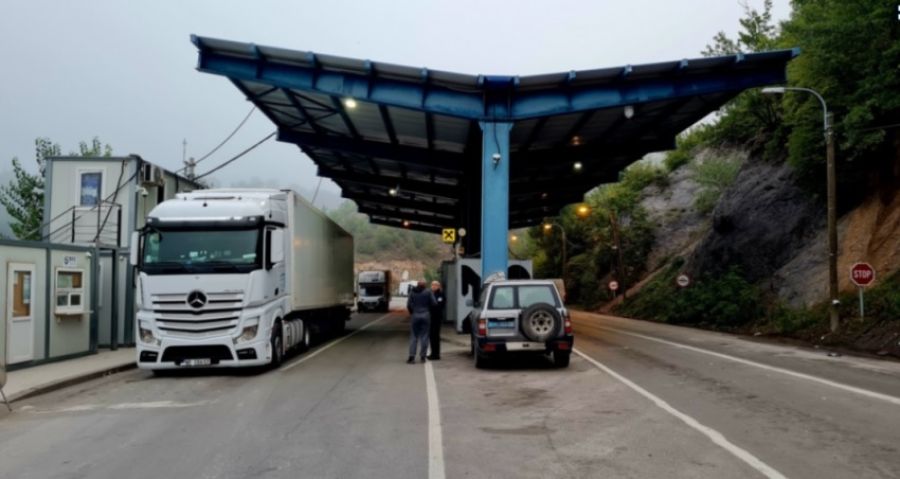 Jarinje'den Kamyonlar Tekrar Geçmeye Başladı