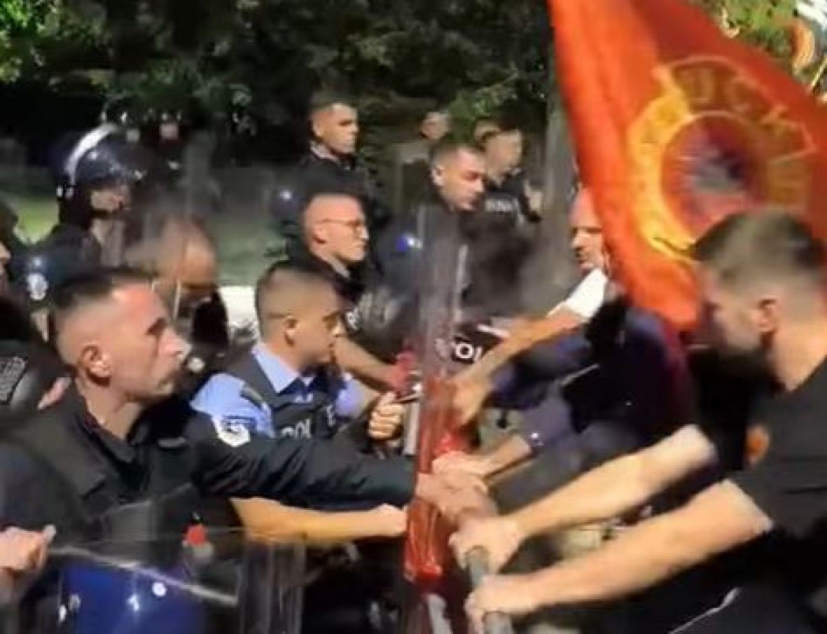Protestocular, Polis Kordonunu Aşmaya Çalıştı