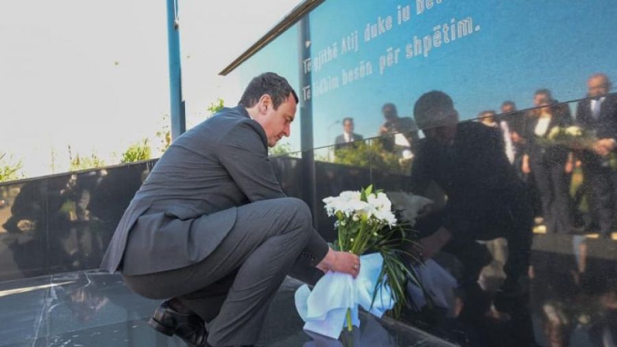 Kurti, Kaçanik'te Öldürülenler İçin Saygı Duruşunda Bulundu