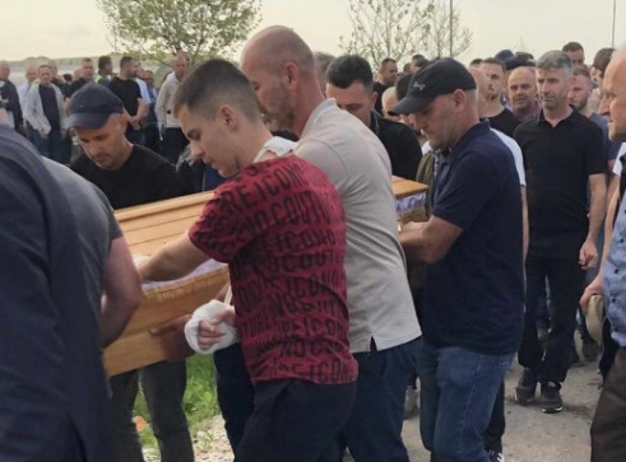 Ferizovik'te Dün Öldürülen Genç Kadın, Bugün Defnedildi