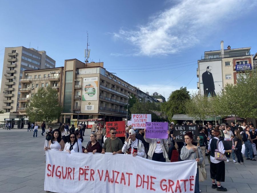Yüzlerce Vatandaş Ferizovik’teki Kadın Cinayetini Protesto Etti