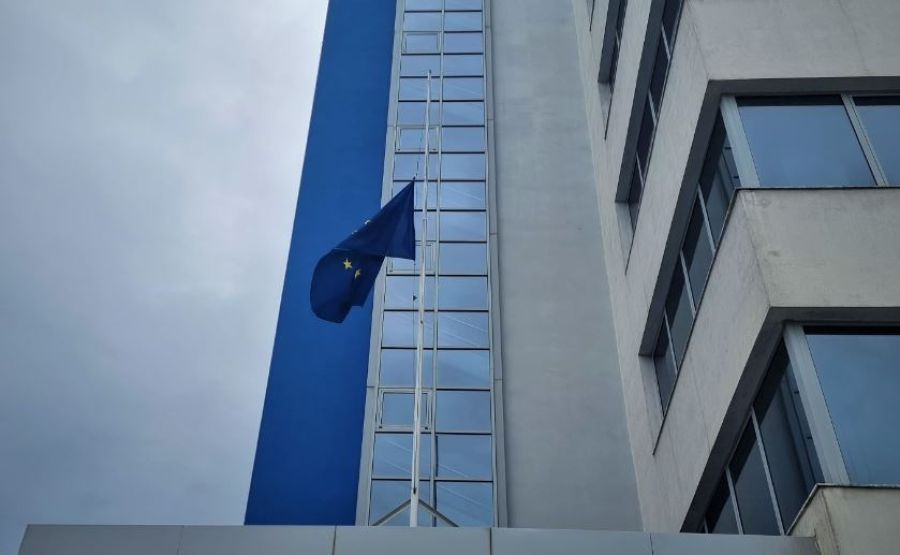 AB Kosova Ofisi ve İtalya Büyükelçiliği  Kadın Cinayetleri İçin Bayrakları Yarıya İndirdi