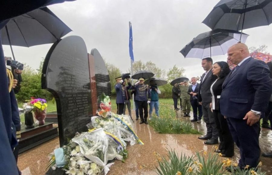 Osmani ve Konjufca, Poklek ve Eski Çikatova'da Saygı Duruşundaydı