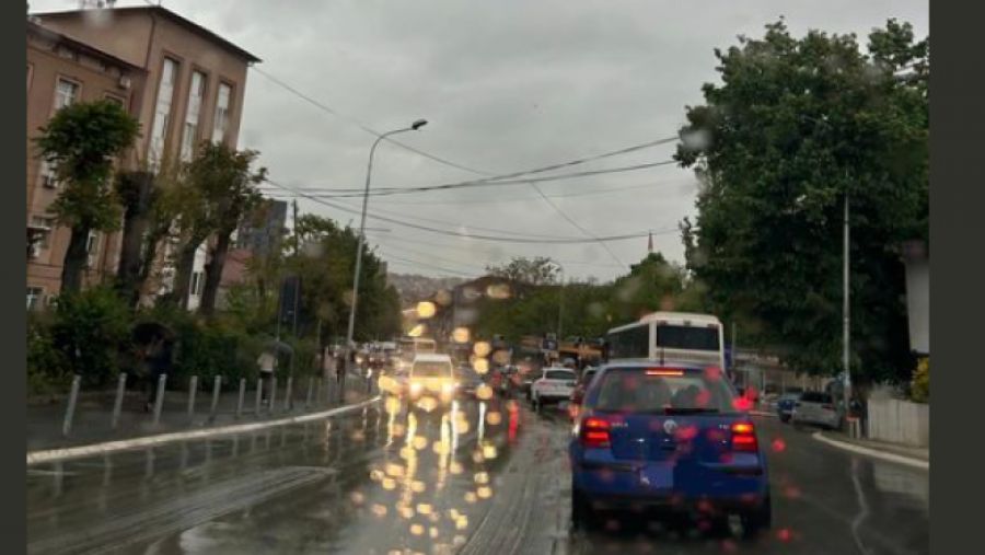 Kosova Polisinden Yağmurlu Havada Sürücülerin Çok Dikkatli Olmalarına Çağrı