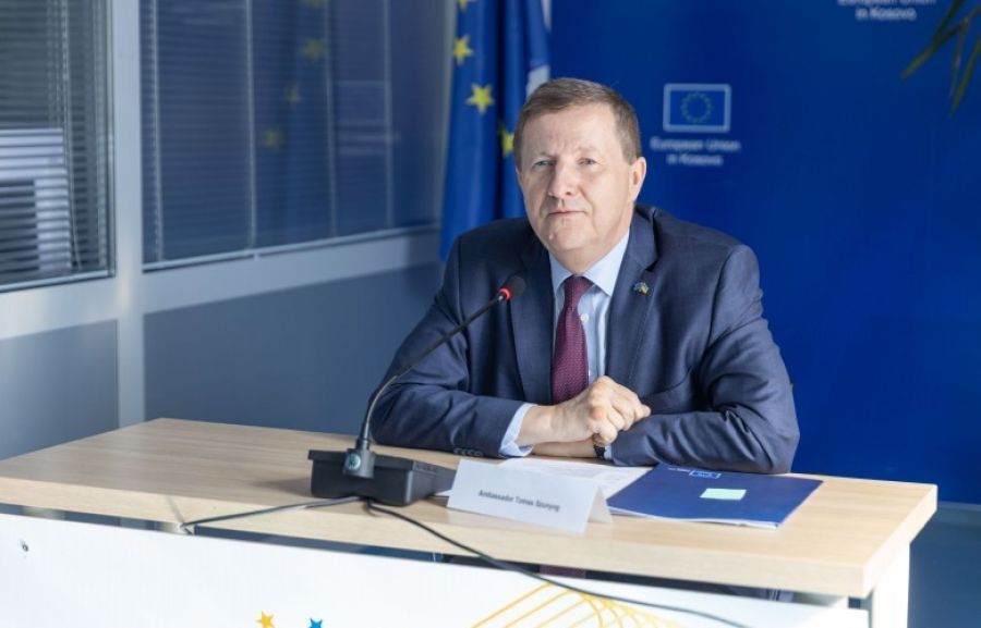 AB, Kosova ve Sırbistan'ın Normalleşme Anlaşmasını Uygulamalarını Bekliyor