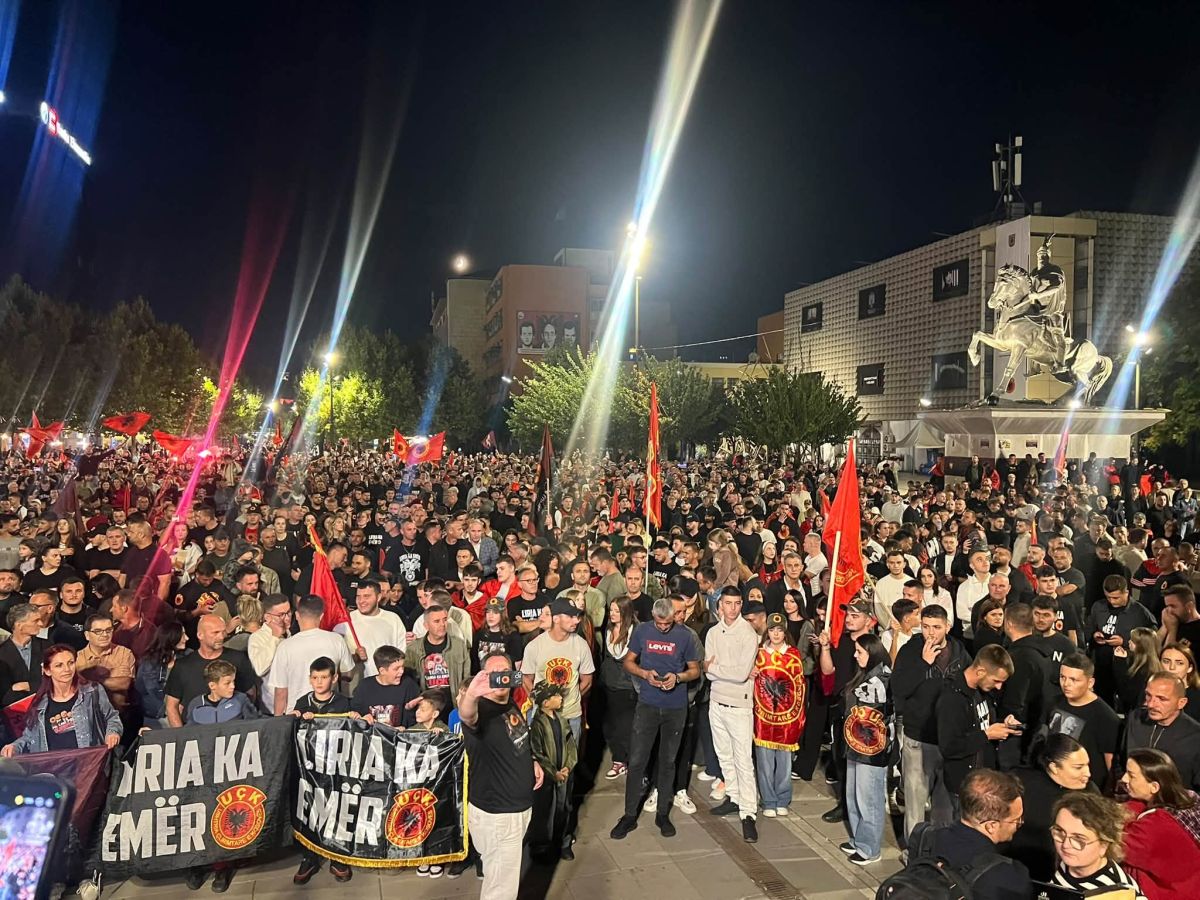 Priştine’de UÇK Yöneticilerine Verilen Karara Karşı Gece Protestosu