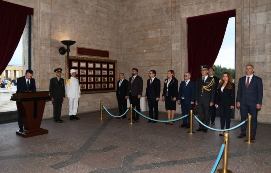  Kurti Anıtkabir’de Atatürk’ün Mozolesine Çiçek Bıraktı